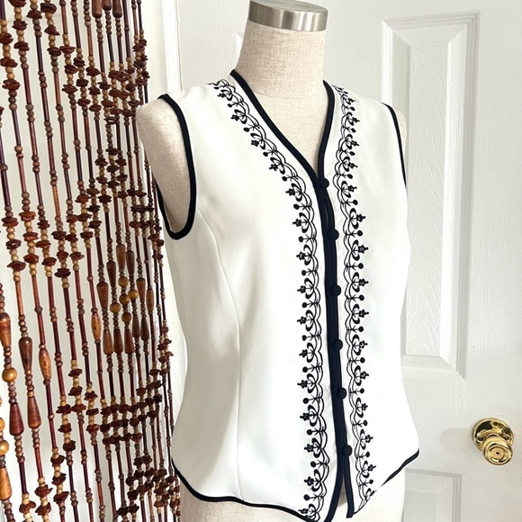 Vintage Petite Sophisticate Embroidered Women's Whimsical Cottage Fairy Vest - Picture 5 of 6